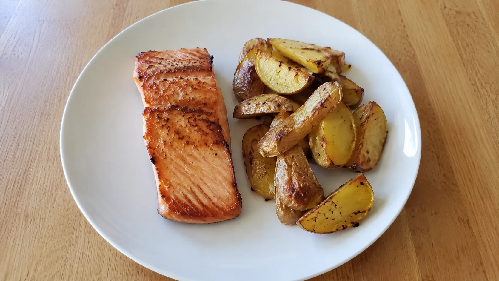 A plate of pan-fried salmon and potato wedges, with EatCam's recognition labels drawn over it
